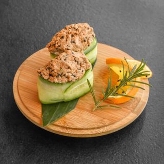 Gunkan hot spicy tuna w ogórku