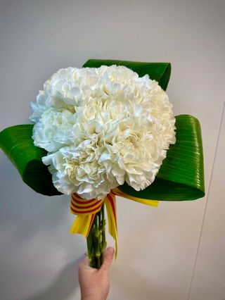 Ramo ofrenda claveles blancos 