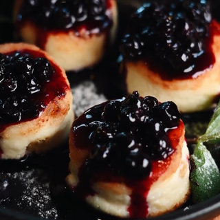 ხაჭოს მაჭკატები კენკრის კონფიტურით/Cottage cheese pancakes with berry jam