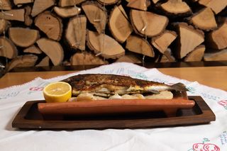 Pastrmka sa krompir salatom