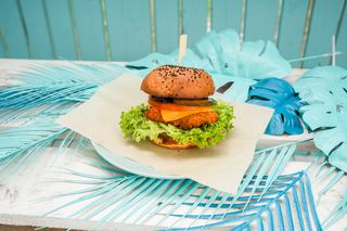 Burger z grillowanej piersi z kurczaka z frytkami