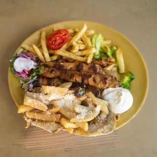 Souvlaki de pui cu cartofi prajiti si tzatziki de Jurilovca