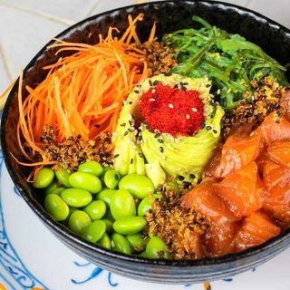 Poké de salmón con quinoa y aguacate
