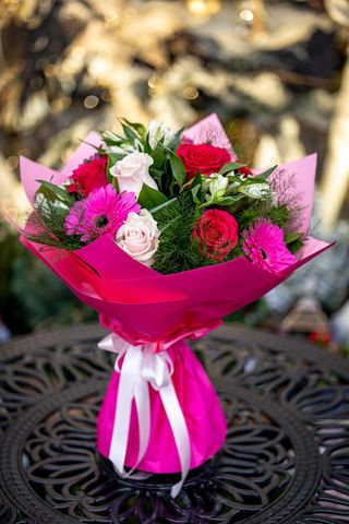 Buchet cu trandafiri roz și cyclam, alstroemeria și gerbera