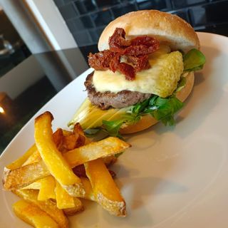 Burger Especial Katán  + patatas + bebida