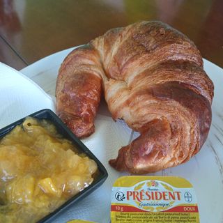 Croissant De Mermelada Casera Y Mantequilla