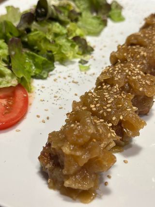 Minihamburguesas con salsa de cebolla y sésamo