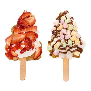 Gofry na patyku z bitą śmietaną, truskawkami, mini marshmallows, musem truskawkowym i kremem z ciemnej czekolady 150g