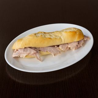 Bocadillo de pata de cerdo asada y queso tierno