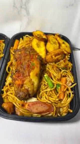 Medium spaghetti with chicken and plantain