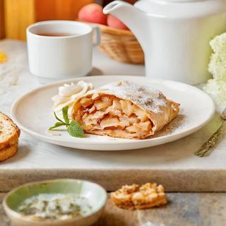 Штрудель з яблуком, родзинками та горіхами (250г)