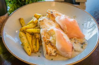 Pui cu gorgonzola si prosciutto