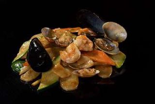 240 Gnocchi di riso saltati ai frutti di mare e verdure