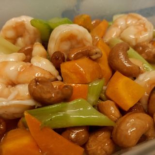 Gamberetti al sedano e anacardi 