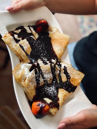 Naleśniki z naturalnym serkiem homogenizowanym i sosem czekoladowym