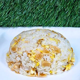 Riso saltato con pollo e mandorle