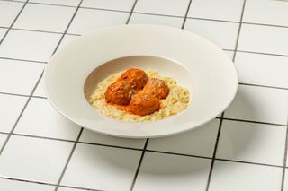 Орзо с митболами в соусе маринара