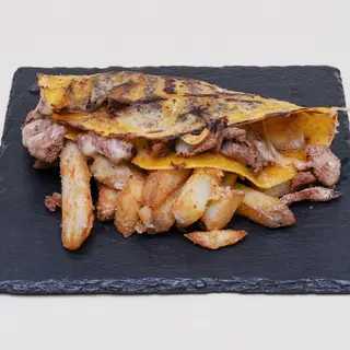 Quesadilla con formaggio fuso e stracetti di manzo alla birra