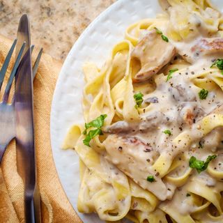 Паста "Фетучини" с курицей и грибами