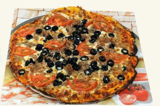 Pizza de atún, tomate y aceitunas negras