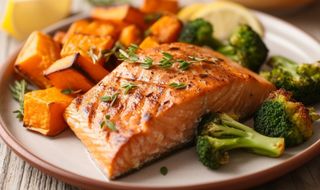 Somon la grătar cu cartofi aurii și sos Honey mustard