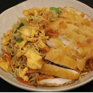 Fideos japoneses con pechuga de pollo