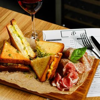 Теплі тости з копою та салямі