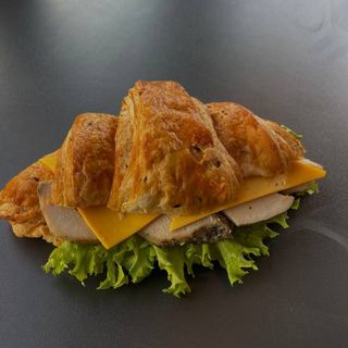 Круасан зерновий з куркою(220г.)