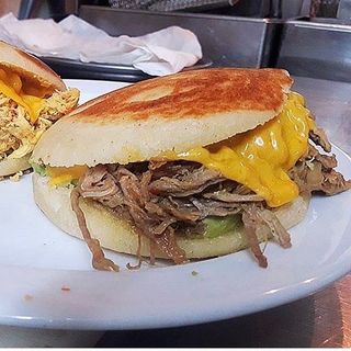 AREPA DE TERNERA MECHADA 