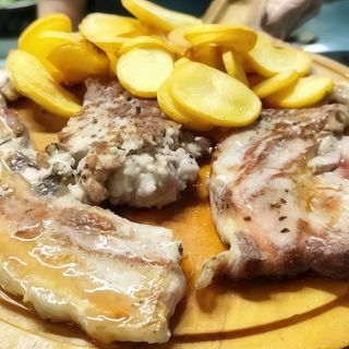 Tris di carne grill e patatine