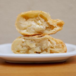Empanada de Cebolla Caramelizada y Queso de Cabra