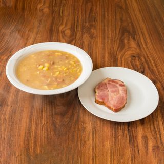 Jota s prilogom i kruhom