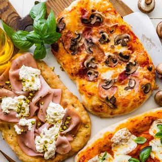 Pinsa Pomodorini Pesto e stracciata (Focaccia)