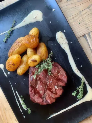 Solomillo de ternera con patatas asadas y salsa de mostaza