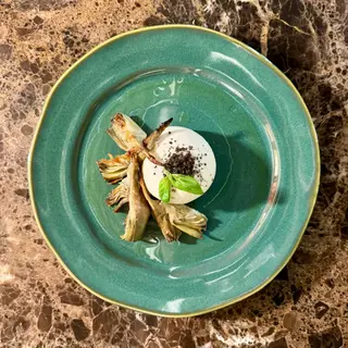 ENSALADA DE BURRATA ARTESANA CON FRUTA DE TEMPORADA