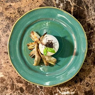 ENSALADA DE BURRATA ARTESANA CON FRUTA DE TEMPORADA