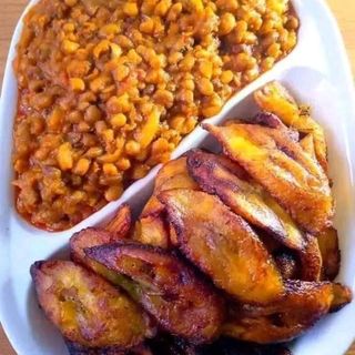 Nigerian Beans with Plantains(Dodo) and free drinking water 