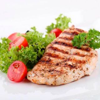 Pollo A La Plancha Con Guarnición