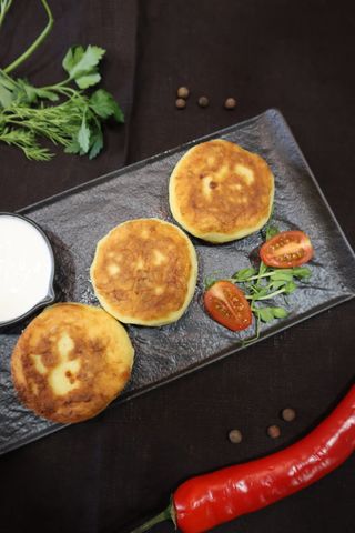 Картопляники з м'ясом птиці та сметаною,зелень