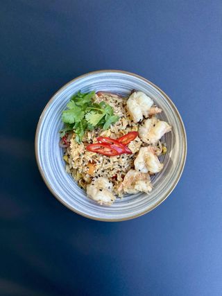 Orez thailandez prăjit cu creveți