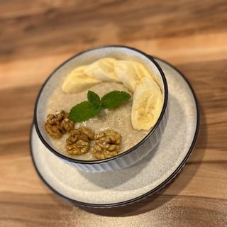 შვრიის ფაფა ნიგვზით, თაფლით და ბანანით