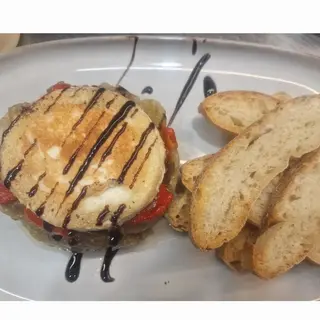 Timbal d'escalivada amb cabra