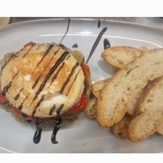 Timbal d'escalivada amb cabra