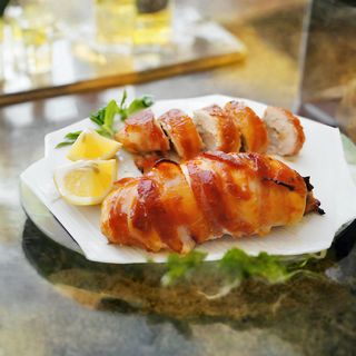 Piept de pui umplut in stil Italian servit cu piure cartofi si legume