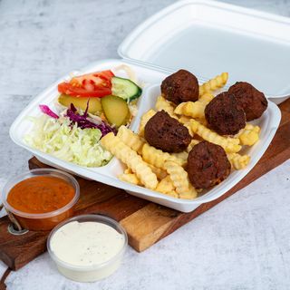 Falafel na talerzu duży