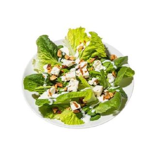 Ensalada de lechuga batavia con queso de cabra y polvo de quicos