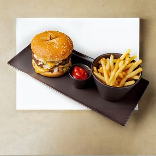 Бургер з телятиною, беконом, м'яким сиром та картоплею фрі (360/80г)