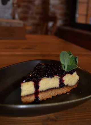 Чийзкейк с боровинково сладко (200гр.)