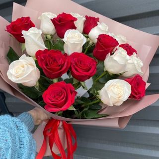 Ramo De Rosas Combinado En Rojo Y Blanco (12 Uds.)