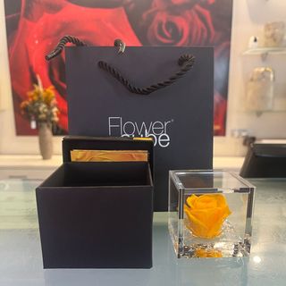 Rosa preservada en caja con olor 6x6 color AMARILLO